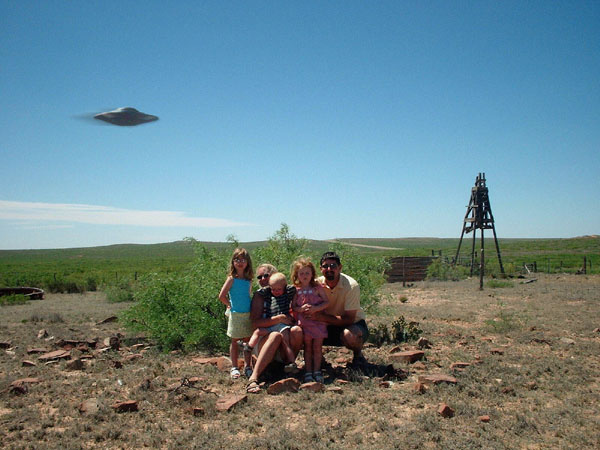 The whole family outside Roswell       .jpg 75.6K